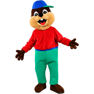 Mascotte scoiattolo sorridente con berretto blu, felpa rossa e pantaloni verdi, braccia tese