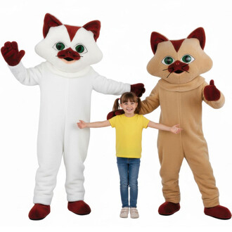 Deux mascottes de chats, l'une blanche et l'autre brun, se tiennent de chaque côté d'une petite fille portant un t-shirt jaune. Les mascottes sourient et lèvent un bras pour saluer. Elles présentent de grands yeux verts et des détails de pattes rouges. La