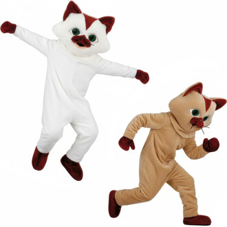 Deux mascottes représentant Tikiwi le Chat, l'une en costume blanc et l'autre en costume beige, effectuant des gestes dynamiques. Les deux mascottes portent de grandes têtes de chat aux yeux expressifs et aux oreilles pointues, ajoutant une touche ludique