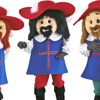 Trois mascottes représentant des mousquetaires, portant de grands chapeaux rouges ornés de plumes. Chacune est habillée d'une tunique bleue avec une croix rouge au centre et des pantalons de différentes couleurs. Les mascottes affichent des expressions jo