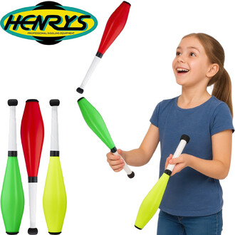 Une jeune fille souriante jongle avec des massues de jonglerie aux couleurs vives (rouge, vert et jaune). Elle porte un t-shirt bleu et semble enthousiaste. En arrière-plan, le logo de la marque Henry's est visible.