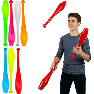 Set de massues de jonglage PRIMA Play en couleurs vives (vert, rose, blanc, orange, bleu et rouge), avec un homme tenant une massue rouge sur fond blanc.