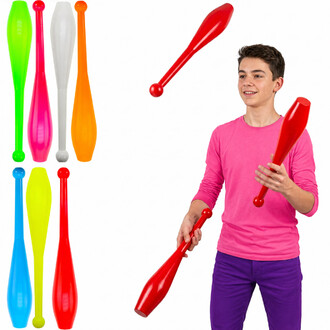 Un giovane giocoliere lancia una clave rossa Play PRIMA, circondato da una selezione di clave da giocoleria colorate.