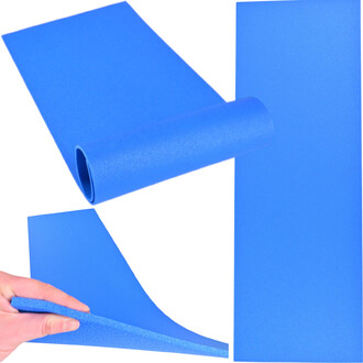 Mousse Basic Gym, rouleau de mousse bleue, en cours de déroulement, montrant sa texture douce et flexible. Une main tient un coin de la mousse pour illustrer sa flexibilité.