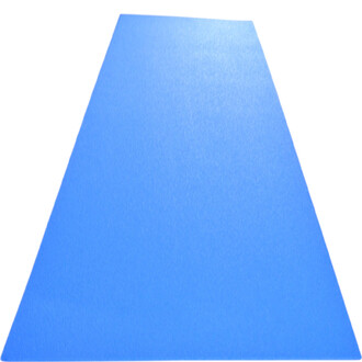 Tapis de gym bleu de forme rectangulaire, avec une surface lisse et uniforme, idéal pour les exercices et les activités sportives.
