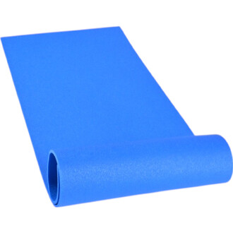 Tapis de mousse de couleur bleue, enroulé sur un côté, idéal pour des activités sportives ou de gymnastique.