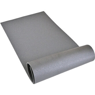 Tapis de yoga en mousse grise, roulant sur un côté, idéal pour les exercices au sol et le confort pendant les séances d'entraînement.