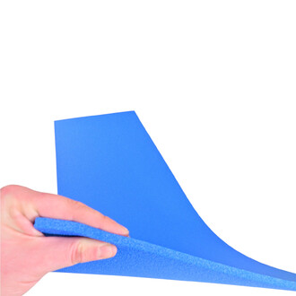 Mousse Basic Gym bleu présentée dans une main, montrant sa texture souple et flexible.