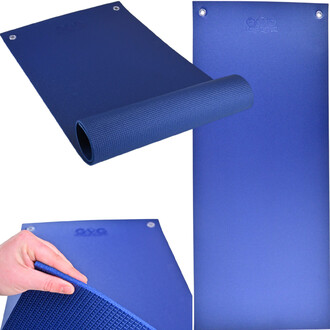 Natte Dermo en color bleu, mesurant 140 cm. L'image montre la natte déroulée avec une partie enroulée pour montrer la texture antidérapante. On aperçoit également des œillets en métal sur un coin de la natte et une main tenant un coin pour mettre en évide