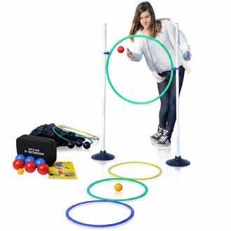 Kit d’initiation pétanque : ensemble d’entraînement avec deux poteaux et un cercle vert entre eux, boules rouges et bleues, cochonnet orange, anneaux colorés au sol, sac noir “Boules d’Initiation” et manuel pédagogique.