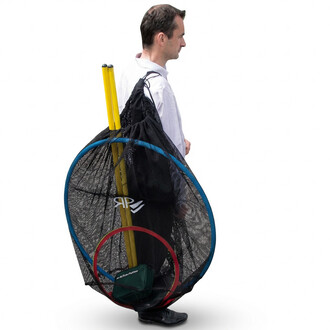 Homme portant un sac de transport en filet noir rempli d’un kit d’initiation pétanque: deux tiges jaunes sortent du sac, cercles bleu et rouge et petit sac vert visibles.