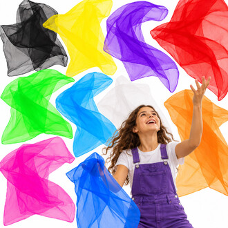 Bambina sorridente che fa giocoleria con foulard multicolori realizzati in tessuto leggero: nero, giallo, viola, rosso, verde, blu, bianco, arancione, rosa e blu scuro, su sfondo bianco.