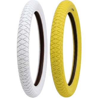 Pneumatico Qu-ax 16x1.95, bianco e giallo, con battistrada a rombi.
