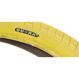 Pneumatico Qu-AX giallo 20x1.95, vista laterale con battistrada e logo Qu-AX in nero.
