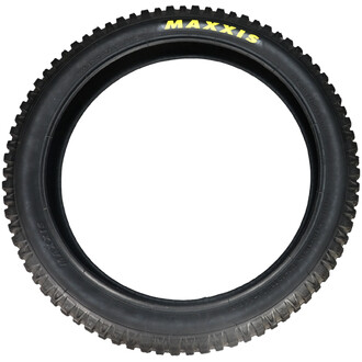 Pneu 20x2.5 de la marque Maxxis, conçu pour une utilisation cross, avec une sculpture robuste et des bords crantés pour une meilleure adhérence sur terrain accidenté. Le pneu est visible sur un fond blanc, montrant clairement sa forme circulaire et ses in