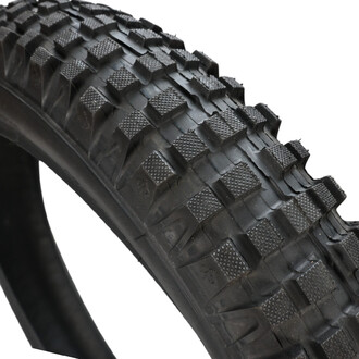 Pneu de 20x2.5 pour vélo tout terrain Quax, montrant un profil avec des motifs de crampons en relief pour une meilleure adhérence et traction sur les surfaces variées.