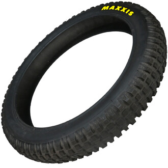 Pneu de 20x2.5 pour vélo cross, affichant le logo MAXXIS en jaune sur le flanc. Le pneu présente une texture de bande de roulement légèrement crantée pour une meilleure adhérence.