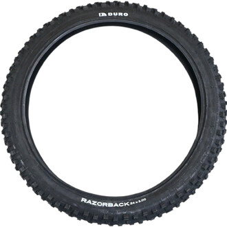 Pneu Duro Razorback 24x3 sur fond blanc, présentant une bande de roulement crantée et robuste pour une adhérence optimale. Le logo Duro et la mention RAZORBACK 24 x 3.00 sont visibles sur le flanc du pneu.