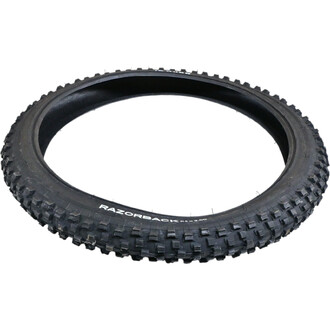 Pneu Duro Razorback 24x3 avec profil à crampons et inscriptions visibles sur le flanc.