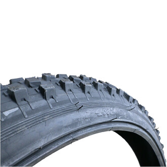 Pneu de vélo Duro Razorback de taille 24x3, présentant un profil de sculpture avec des crampons pour une meilleure adhérence, et affichant clairement les dimensions sur le flanc.