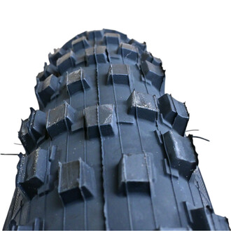 Pneu Duro Razorback de 24x3 vu de près, présentant un profil robuste avec des crampons carrés et une texture détaillée pour une traction accrue.