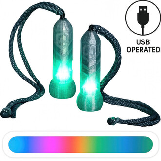 Poignées lumineuses Flowtoys, avec câbles de suspension, éclairées en vert, et indicateur de fonctionnement USB. Fond coloré avec dégradé lumineux.