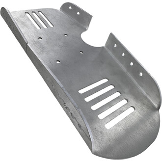 Semelle métallique pour échasses, plaque allongée argentée avec 4 fentes ovales et trous de fixation sur les bords, rebord latéral et encoche pour le pied.