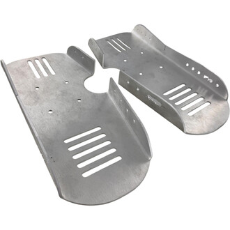 Paire de semelles métalliques pour échasses avec fentes oblongues et trous de fixation.