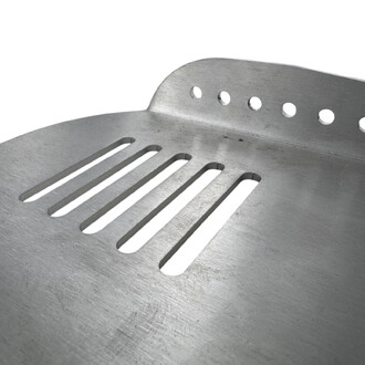 Semelle pour échasses en métal gris, avec quatre fentes ovales et une rangée de trous sur le rebord.
