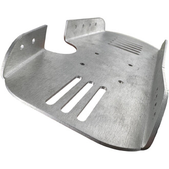 Semelle métallique pour échasses, plate-forme en métal avec trois fentes centrales et plusieurs trous de fixation sur les bords.