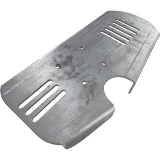 Semelle métallique argentée pour échasses, plaque plate avec fentes oblongues et trous de fixation, bord arrondi et encoche en U sur le côté, surface légèrement usée.