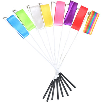 Rubans de gymnastique colorés fixés sur des bâtons blancs avec des poignées noires, comprenant des teintes variées comme le bleu, le vert, le blanc, le jaune, le rose, le violet, le rouge, et un modèle multicolore.