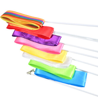 Rubans de gymnastique de différentes couleurs empilés sur des bâtons blancs, comprenant des teintes vives comme le rouge, le rose, le violet, le jaune, le vert, le bleu, et un ruban rayé multicolore en haut.