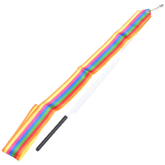 Ruban de gymnastique coloré avec des bandes horizontales de couleurs vives (rouge, orange, jaune, vert, bleu, violet), fixé à un bâton blanc avec une prise noire.