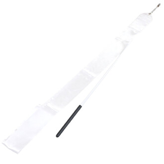 Ruban de gymnastique blanc attaché à une baguette blanche avec une poignée noire. Le ruban est long et souple, idéal pour les performances artistiques.