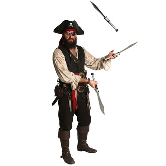 Un homme déguisé en pirate jongle avec deux sabres. Il porte un chapeau noir avec un symbole de pirate, une chemise claire et un gilet sombre. Son look est complété par une ceinture avec des accessoires et un pantalon noir. Les sabres sont en position de 