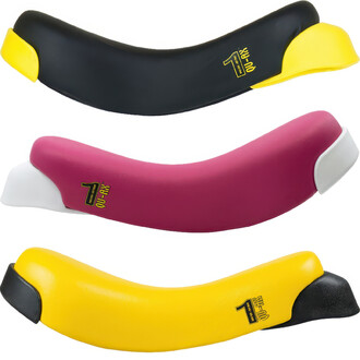 Selle Luxus avec poignée, en trois couleurs : noir avec détail jaune, rose avec détail blanc, et jaune avec détail noir. Design ergonomique pour le confort, chaque selle présente le logo de la marque.
