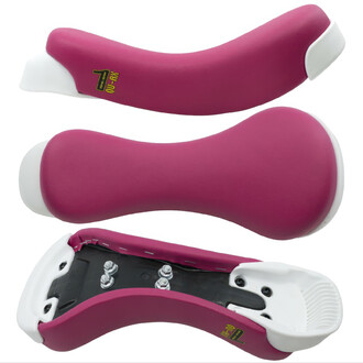 Selle Luxus avec poignée, vue de trois angles, montrant un design ergonomique avec une couleur rose. La selle présente une surface lisse et des accents blancs, et la partie inférieure expose les fixations et le mécanisme de montage.