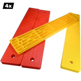 Set Equimo 3 comprenant quatre blocs en plastique : deux blocs rouges et un bloc jaune. Les blocs rouges sont longs et ont une texture avec des motifs de pieds, tandis que le bloc jaune est plus large avec une surface texturée différente. Ces éléments son