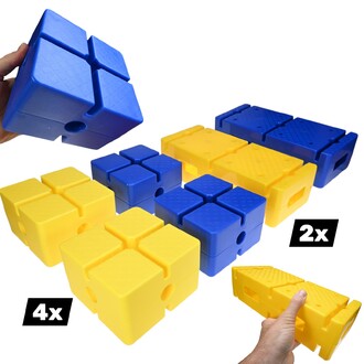 Set Equimo 3 : ensemble de blocs de jonglerie en plastique, comprenant 4 blocs jaunes et 2 blocs bleus, avec un design modulaire permettant de les empiler et de les combiner. Un bloc bleu est tenu à la main, tandis que les autres blocs sont posés sur une 