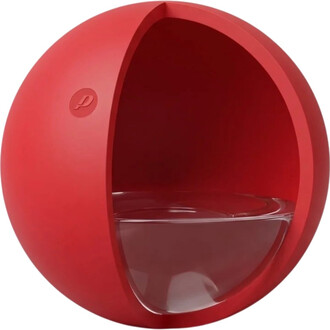 Bola de malabarismo Silx vermelha fosca com abertura lateral em forma de crescente e logotipo Play gravado, vista frontal.