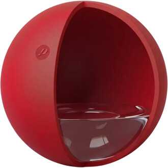 Ballon de jonglerie Silx Light rouge en forme de sphère avec une large ouverture frontale laissant apparaître une surface intérieure brillante et un logo gravé sur le côté.