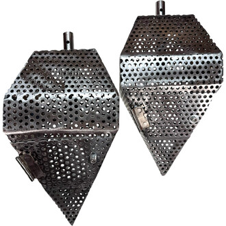 Vue rapprochée des deux cages en forme de diamant du bâton Sparkle Diamond Big, montrant les perforations pour laisser échapper les braises.