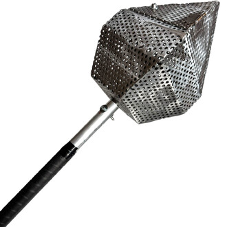 Detail van de geperforeerde kooi van de Sparkle Diamond Big Fire Stick, met de stevige stalen structuur en de bevestigingssleutel voor het vastzetten van de onderdelen.