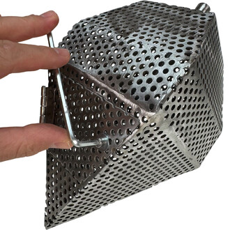 Detailopname van de geperforeerde kooi van de Sparkle Diamond Big vuurstick, met het scharniersysteem voor het openen en vullen met kolen.