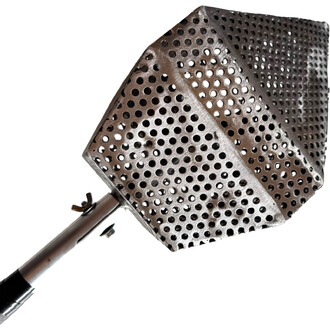 Twee diamantvormige kooien van de Sparkle Diamond Big vuurstick, ideaal voor het creëren van vonkeneffecten tijdens vuurshows.