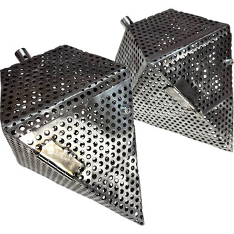 Deux cages perforées en métal en forme de diamant, ouvertes sur l'un des côtés, prêtes à être remplies de charbon ou de briquettes pour des effets d'étincelles lors des spectacles de feu.