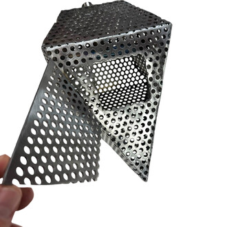 Cage métallique perforée en forme de diamant ouverte sur un côté, permettant de voir l'intérieur et l'accès pour ajouter du charbon ou des briquettes pour l'effet d'étincelles.