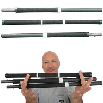 Tube carbone pliable Flowbonacci présenté par un homme tenant les segments du tube. L'image montre également plusieurs morceaux du tube assemblés en haut, mettant en valeur leur conception légère et robuste.