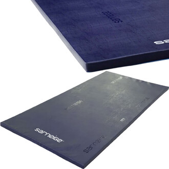 Tapis scolaire d'initiation, couleur bleu foncé, avec un design lisse et une texture légèrement granuleuse, affichant le logo sarneige sur deux faces différentes. Le tapis est épais et conçu pour assurer une bonne protection lors des activités de jongleri